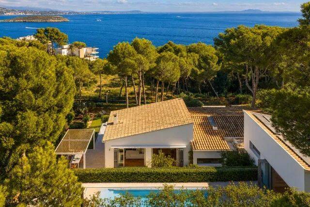 Stylish villa for sale close to the beach in Cala Vinyes, Southwest Mallorca — photo 2