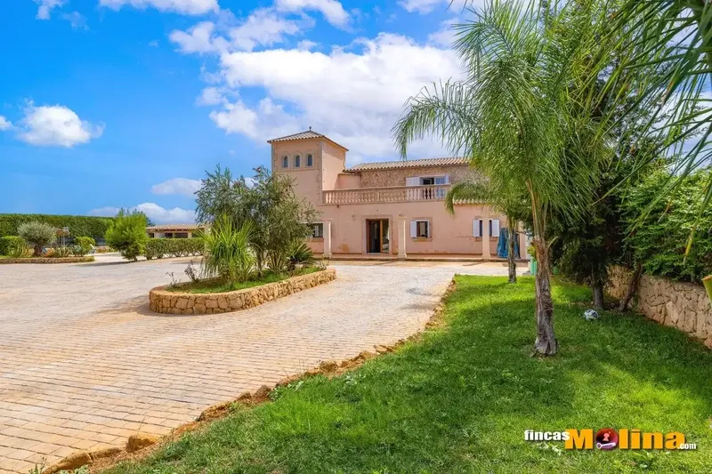 Discover this majestic villa in Son Ferriol, a true oasis of luxury spanning a generous 683 m2 and surrounded — photo 3