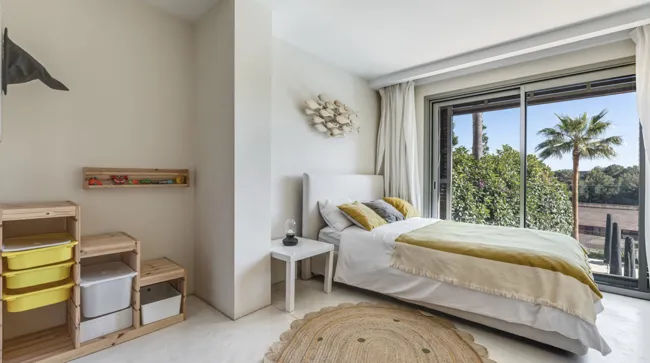 Modern luxury flat with exclusive atmosphere and communal pool — photo 12