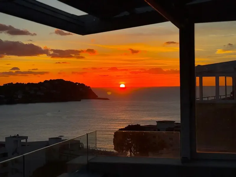 This beautiful penthouse occupies the top floor of a building with a communal pool and offers maximum privacy together with impressive views — photo 2