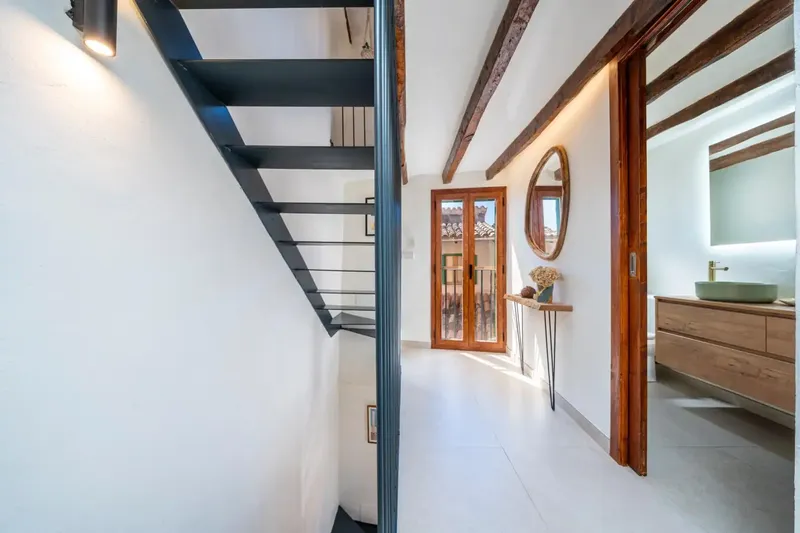 Descubre esta encantadora casa en Valldemossa, recientemente reformada con un gusto excelente, combinando el carácter tradicional de la vivi — photo 8