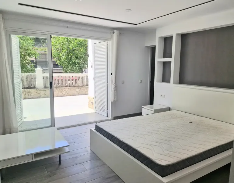A few steps from the fine sandy beach of Peguera, this spacious townhouse presents a rare opportunity for those who want — photo 12