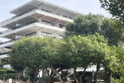 Interesting property investment for own use, commercial unit or for changing of use for office or similar activities, Betlem — photo 1