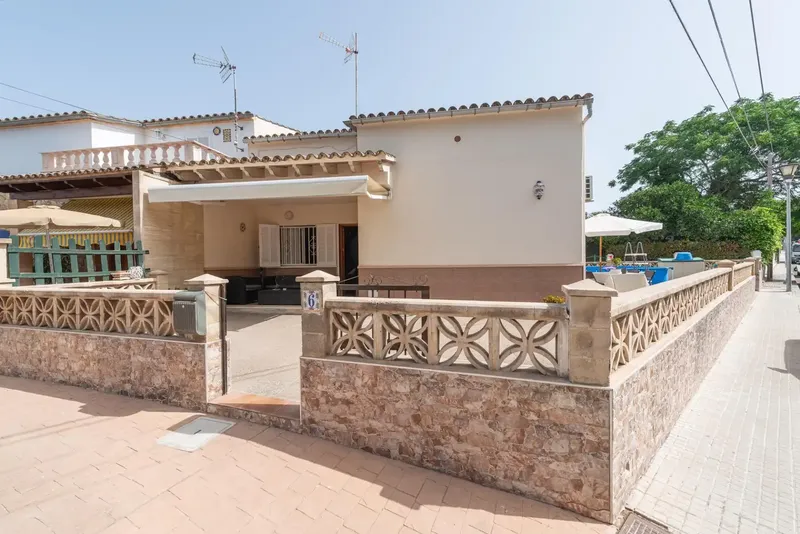 Townhouse in Puerto de Alcudia with large terrace, attic and excellent location — photo 1
