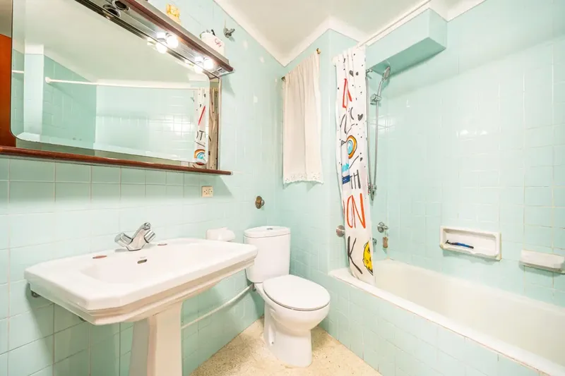 This flat in Palma, located in the quiet area of Arxiduc, stands out for its brightness and functional layout. With 114 m² of usable space, it offers — photo 10