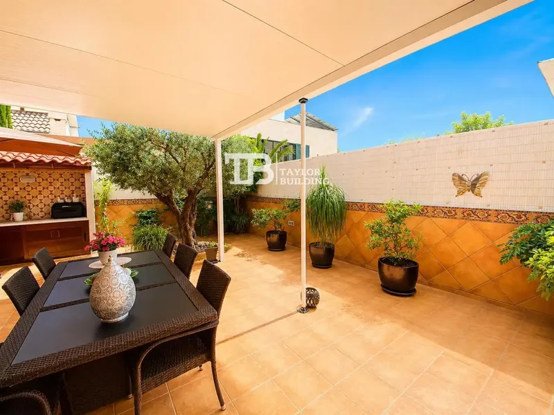 Taylor Building Real Estate presents this beautiful semi-detached house of 228 m² useful area located in S’Olivera - Amanecer, a residential area especi — photo 1