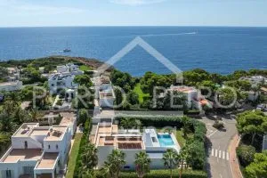 Ref. PRO242 – Elegant villa with spacious open-plan living areas, high-end finishes and large saltwater pool in an exclusive location in Porto Petro, Punta d’es Port — photo 2