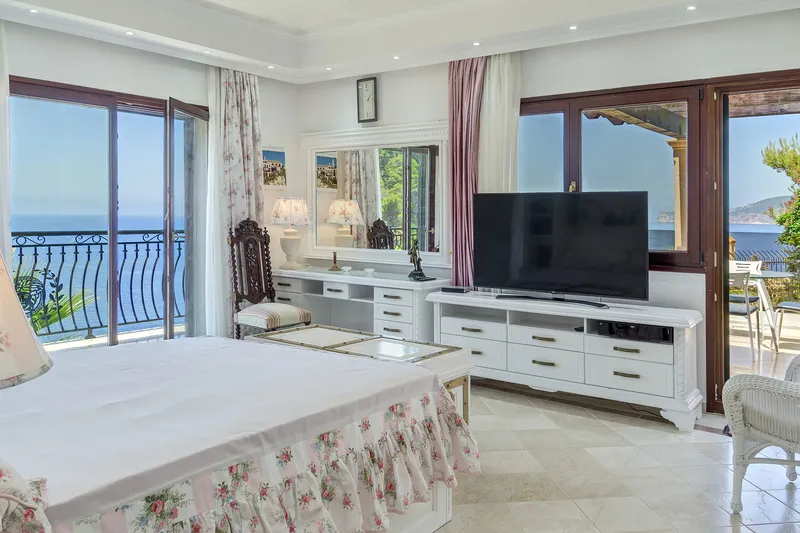 Luxury estate with spectacular sea views — photo 11