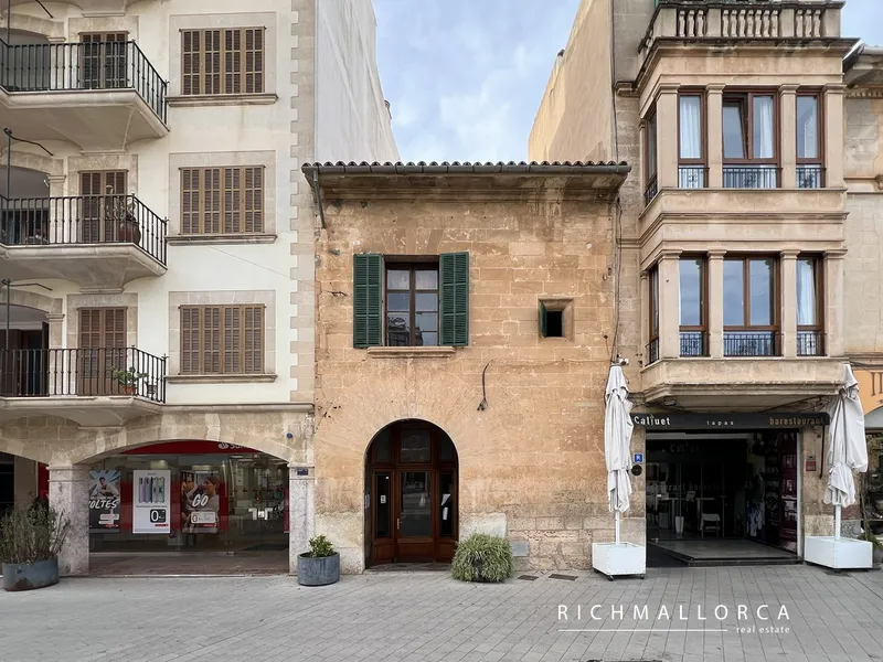 Character Townhouse with Exceptional Potential in Central Llucmajor — photo 1