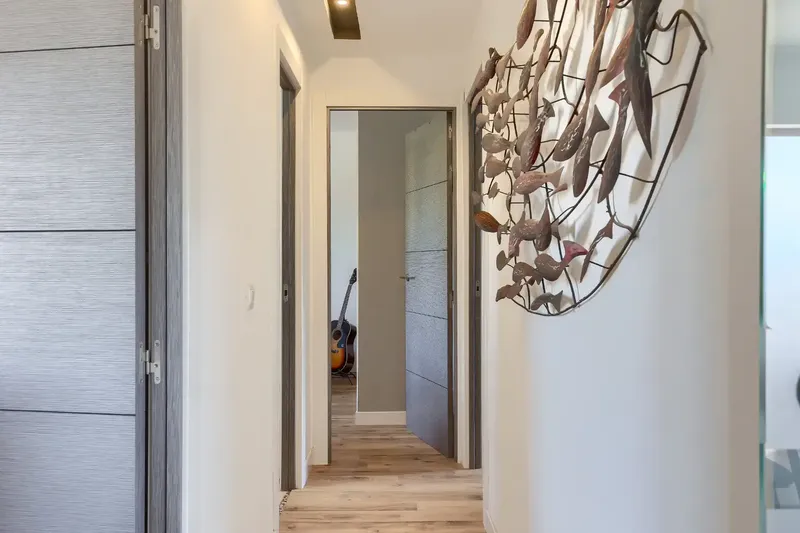 Only 200 meters from the sea, in one of the quietest residential areas of Can Pastilla, this penthouse combines 86 m² built with a spectacular 65 m² terrace full of natural light — more than 150 m² of total space to live, work and enjoy. — photo 12