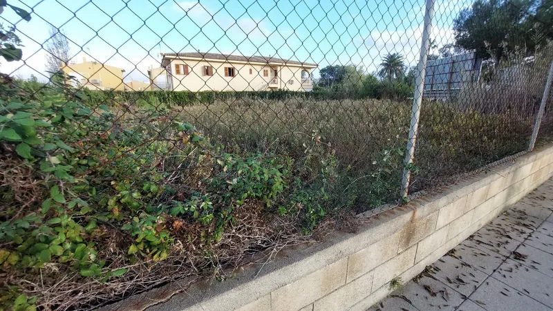 Urban plot of 933 m² in Port d'Alcudia — photo 1