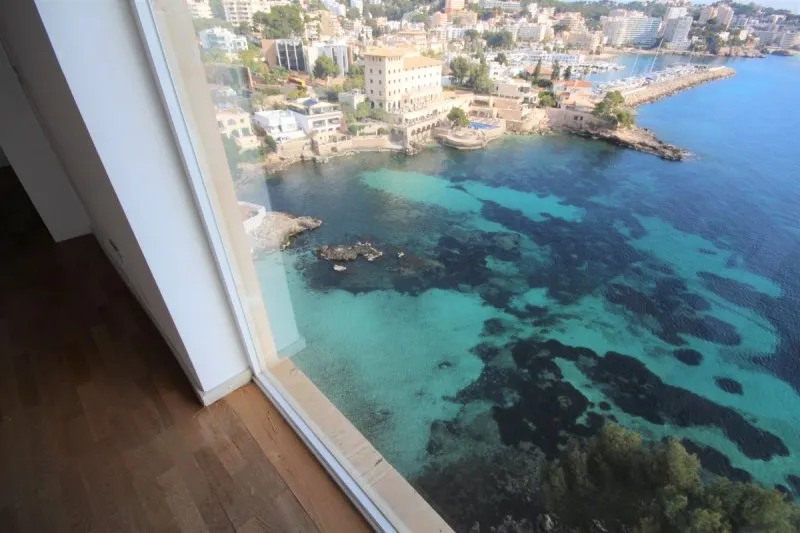 21028L- Vendido by Brokers Mallorca. Piso de Diseño con Vistas de Lujo y Acceso Directo al Mar en Illetas — photo 1