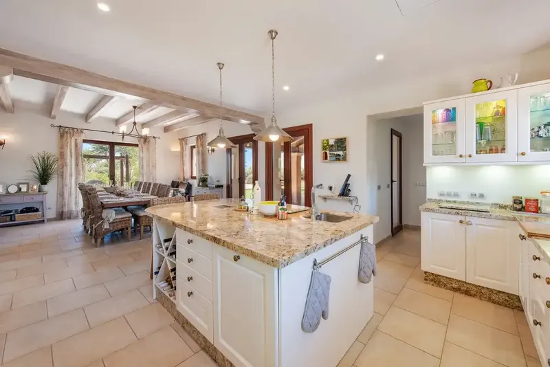 Located in the picturesque countryside, just five minutes from the beautiful coves of Cala d'Or, this spacious two-storey house offers comfort — photo 12