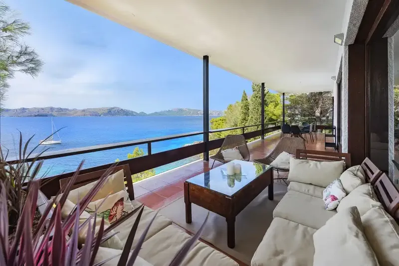 This unique and magical frontline villa in the prestigious Bonaire area of Alcudia is an extraordinary opportunity. — photo 5