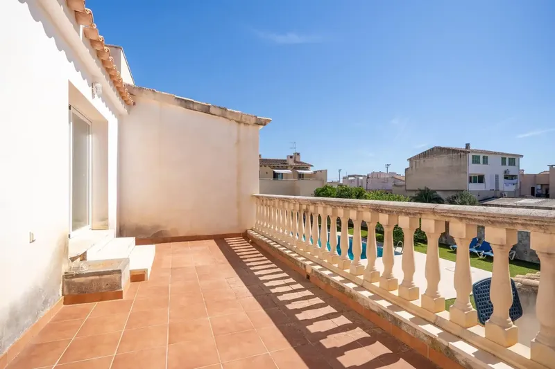 Amplia vivienda unifamiliar con piscina, jardín, placas solares y garaje doble en Pla de na Tesa — photo 9