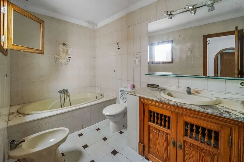 Spacious apartment with terrace and XL garage to realize your dream home in Felanitx — photo 8