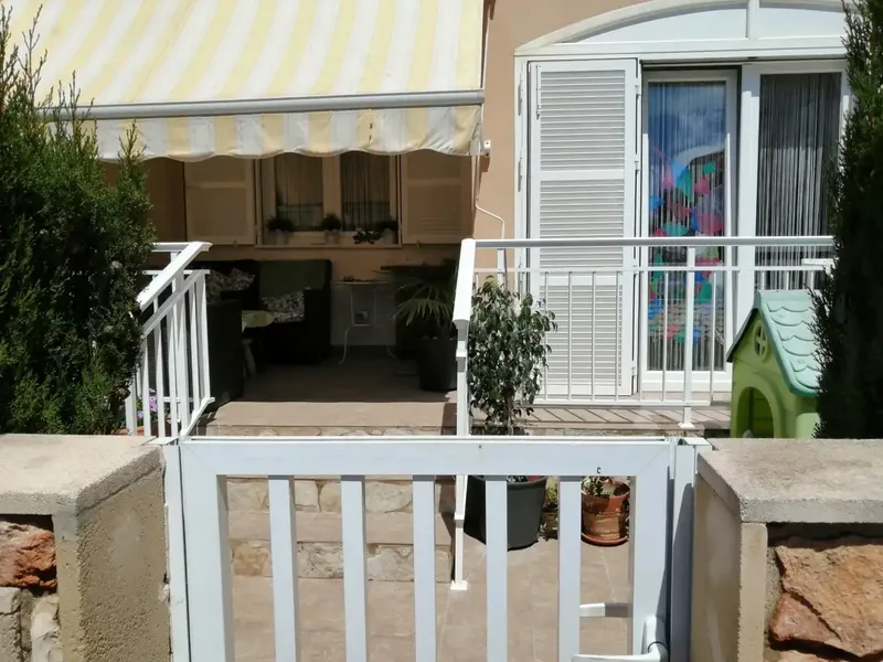 This is a completely renovated ground-floor property in very good condition. It is located in Port Adriano, accessed via the slope — photo 1