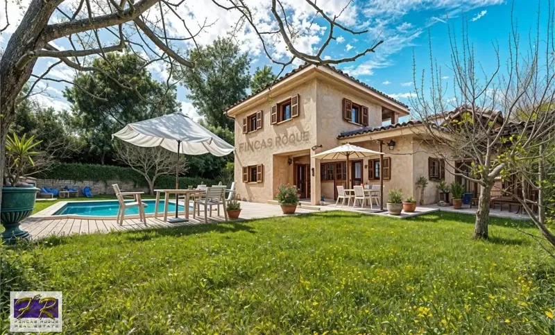 We present this magnificent single-family home, located in the sought-after Bonaire urbanization in Alcudia. Built in 2008 with a high — photo 2