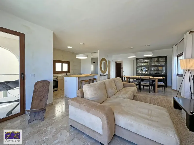 Fincas Roque Inmobiliaria is proud to present this impressive single-family villa located in a privileged location, on the first line — photo 11