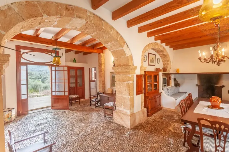 This large estate of about 498 hectares of land is located among green hills in the northeast of Mallorca, in the coastal area of the municipality — photo 4
