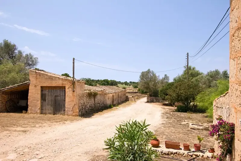 Surrounded by almost 125 hectares of land, this rustic estate is located near Puigderrós in the municipality of Llucmajor. It borders — photo 10