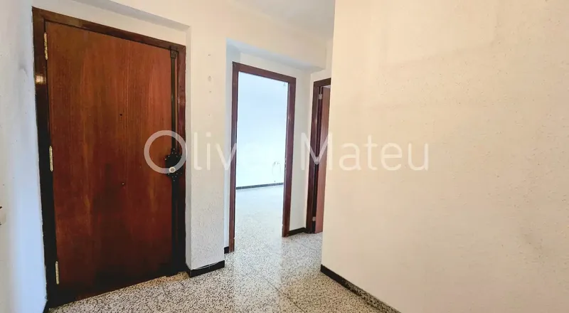 Fifth floor with elevator in Bons Aires area, just 10 minutes from the center. It has 105 m² usable with 4 bedrooms, three double — photo 5