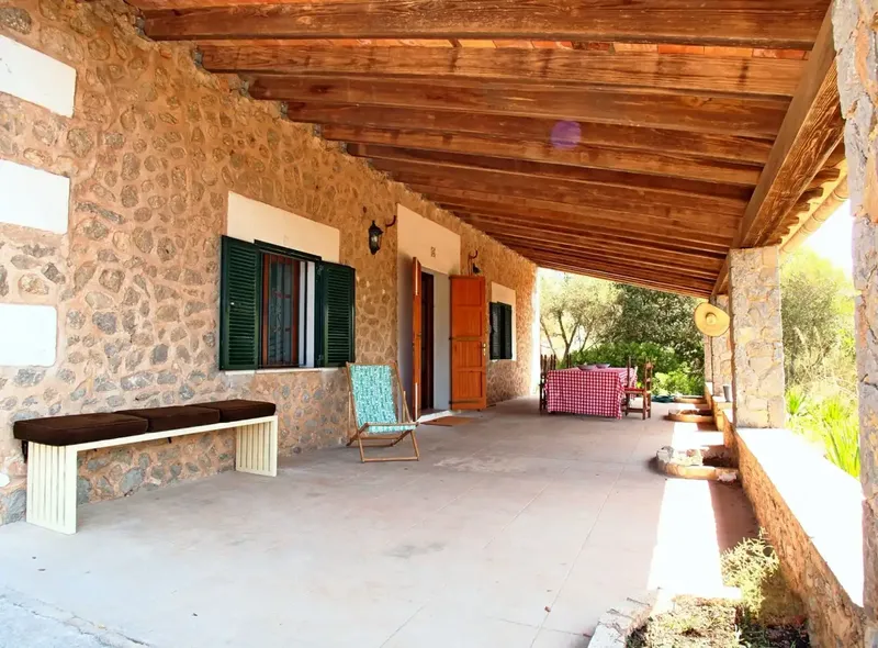 Beautiful Stone House with 80cm walls, on a rustic estate of approx. 33,000m2, has cistern water, Endesa electricity, distributed in — photo 3
