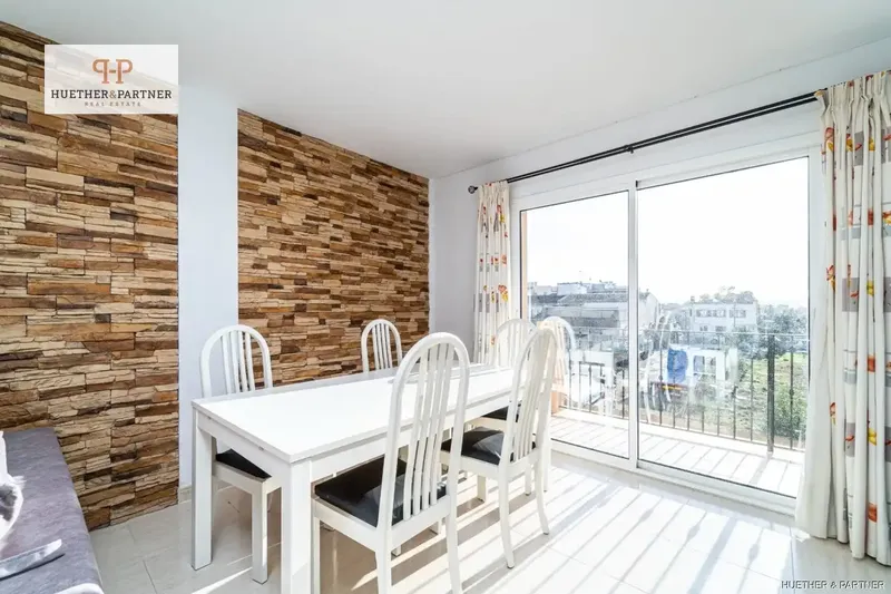 This modernized apartment impresses with its bright and cozy atmosphere. The spacious living room is equipped with a double-leaf balcony door — photo 4