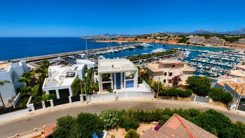 Firstline modern villa on a first class location with open views of the sea, the harbour and the coast of Nova Santa Ponsa — photo 3