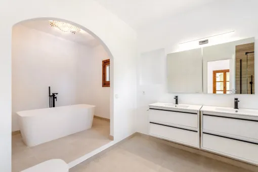 Montuiri, luxury finca with breathtaking views of the Tramuntana mountains and rental license — photo 11