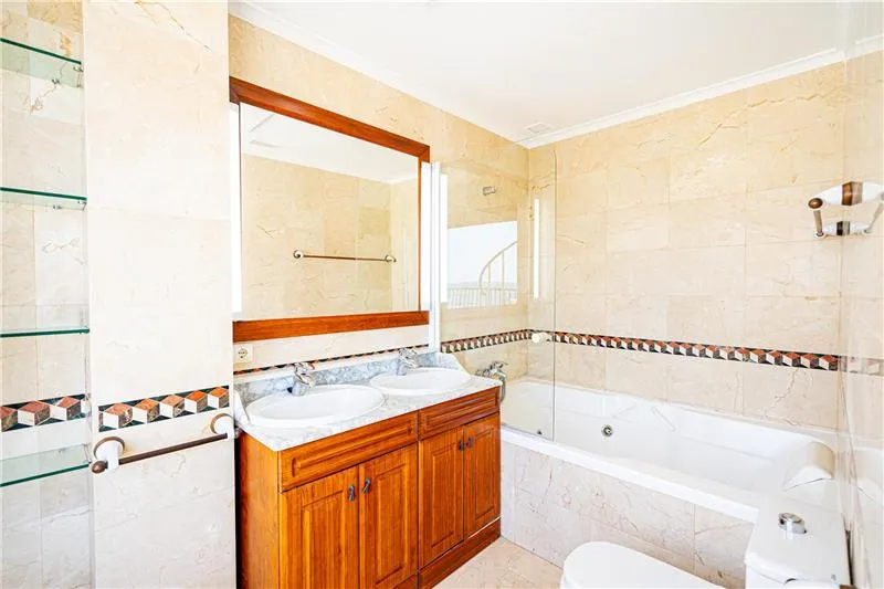 Approx. 175 m² penthouse with terrace on the beachfront with panoramic ocean views — photo 10
