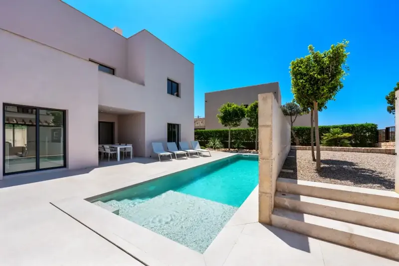 Esta villa de dos plantas de nueva construcción se vende en Santanyí, a solo 2,5 km del pueblo, en una zona tranquila a solo 800 m del mar y — photo 1