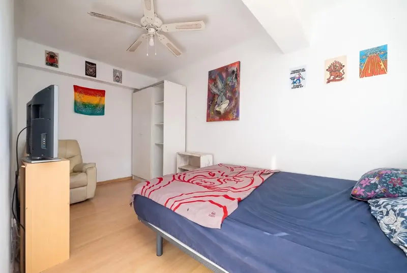 Discover this excellent opportunity to acquire a flat in Palma de Mallorca. Located on a fourth floor without a lift, this property has — photo 11