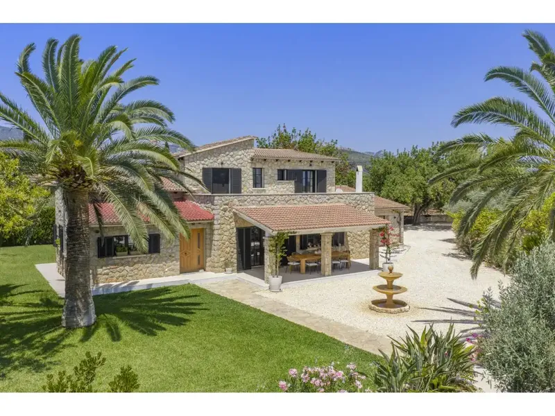 Located on a flat, sun-drenched plot of 8,300 m², this completely renovated finca perfectly combines Mallorcan charm — photo 3