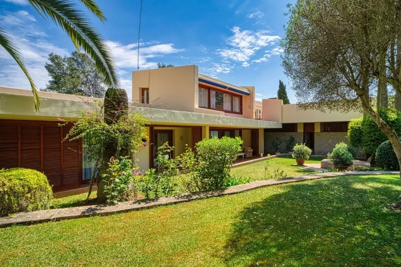This exclusive villa is located directly on the Son Vida golf course, surrounded by a beautiful garden that guarantees privacy. — photo 4