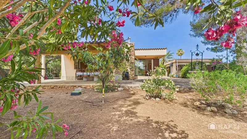Cozy urban chalet with a large garden in Calas de Mallorca — photo 1