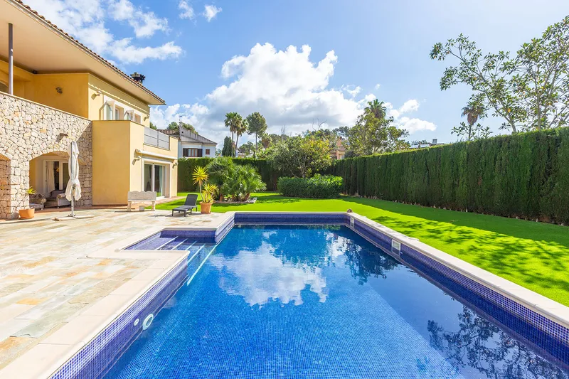Mediterranean villa with great potential in a quiet location — photo 2