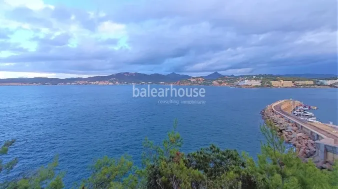 Seafrot plot with direct access to the harbour of Santa Ponsa and spectacular sea views — photo 1