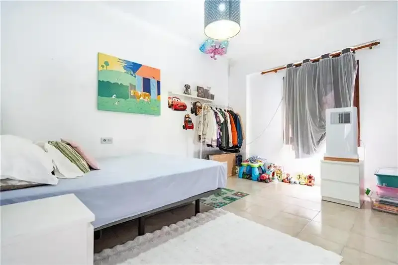 Apartment with clear views, approx. 102 m², living-dining room with balcony access, furnished and equipped kitchen, laundry room, 5 bedrooms, 1 bathroom — photo 4