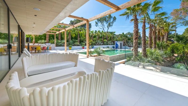 Stunning luxury villa in Santa Ponsa with an impressive design in a quiet location — photo 3