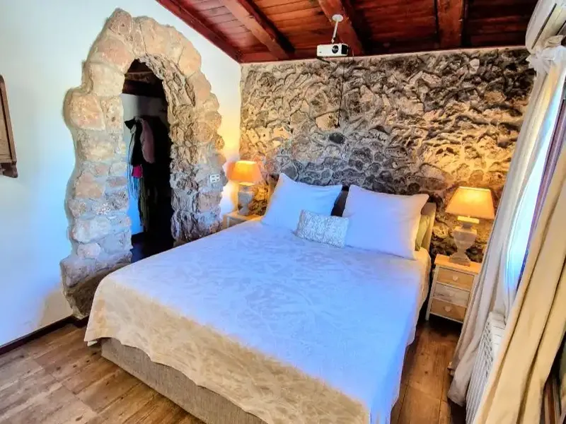 Rustic house for rent with garden, terraces and land in the north of Mallorca, available from September 1, 2026, for long-term rental — photo 5