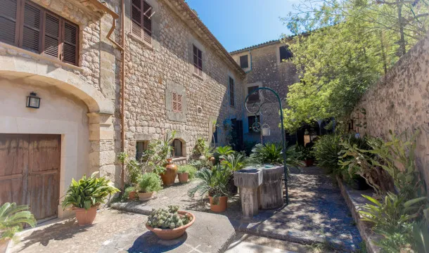 Manor house in the center of Fornalutx — photo 5