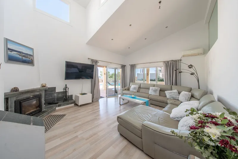 Sea-view villa with development potential in a prime location — photo 9