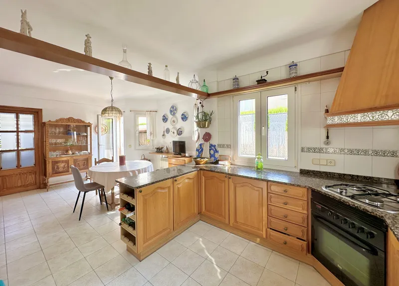 Well-maintained villa in a top location on first line of the beach promenade just at the gates of Palma — photo 3