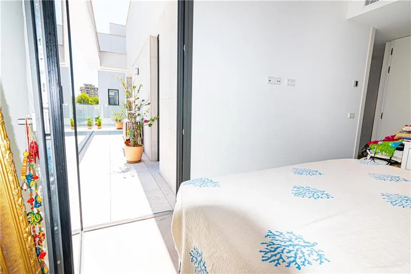 Semi-new penthouse in a residential complex with swimming pool in the Colegios area — photo 8
