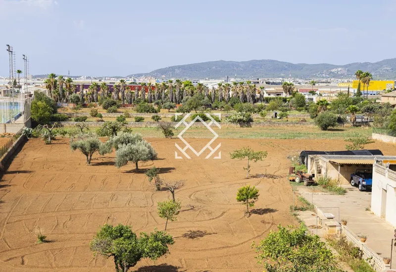 Spacious property with large rustic plot for sale in quiet residential area close to Palma de Mallorca. — photo 2