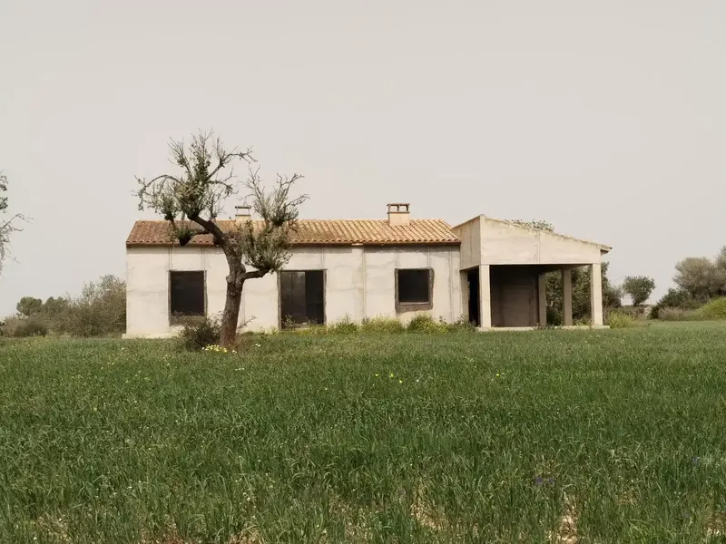 Rustic estate with about 24,000m² of land and an unfinished construction of about 157m² all on one floor — photo 1