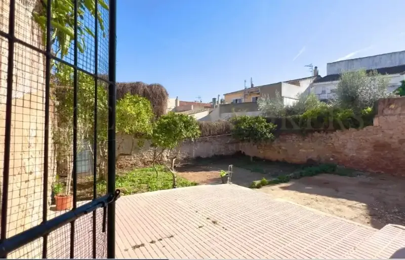 A&R Gestión Inmobiliaria presenta esta amplia casa con gran potencial de reforma situada en pleno centro de Son Servera. — photo 2