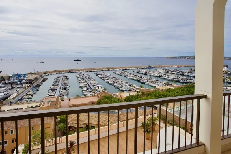Penthouse with 2 bedrooms in the port of Puerto Portals with fantastic sea views — photo 7