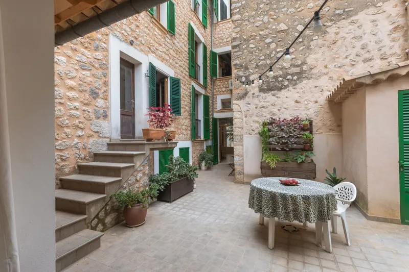 Casa de pueblo renovada con patio en el centro de Sóller — photo 9